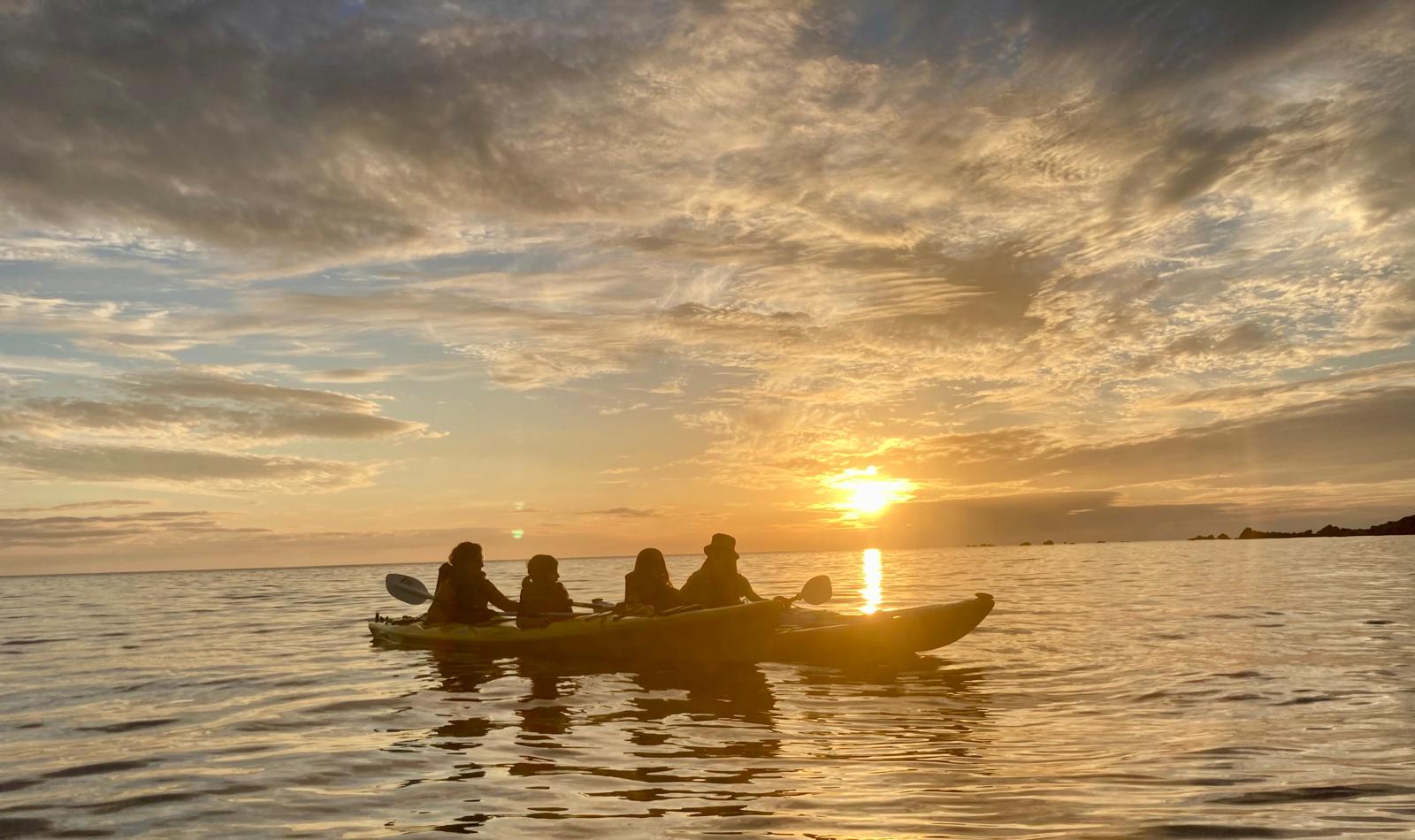 https://espace-ptl.ancv.com/appli/butterfly/data/medias_PA/PHOTOS/760675001002/760675001002IpCbKh4J2r-Abbartello kayak Corse coucher de soleil punta 2024.jpg